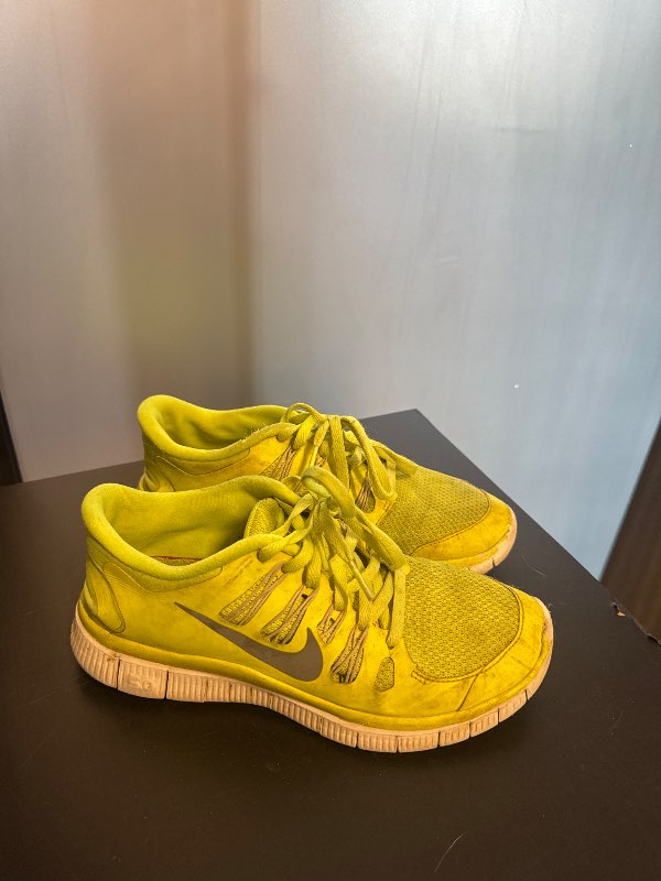 Nike skór gulir