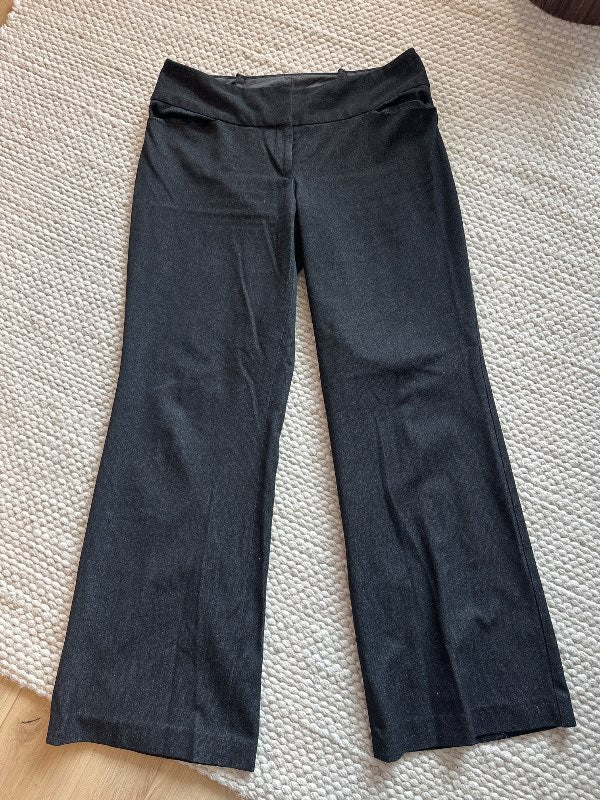 Steingráar suit buxur