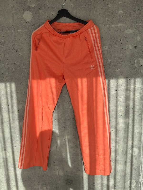Appelsínugular adidas buxur