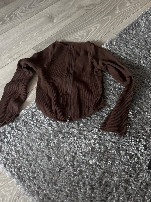 Brún zip up peysa