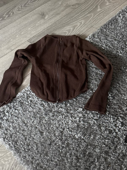 Brún zip up peysa