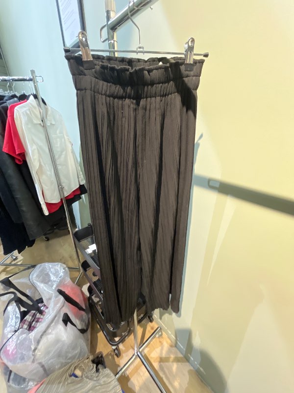 Svartar víðar buxur Bershka
