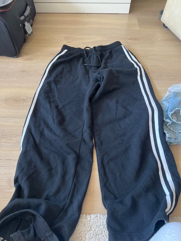 Svartar buxur með hvítar rendur