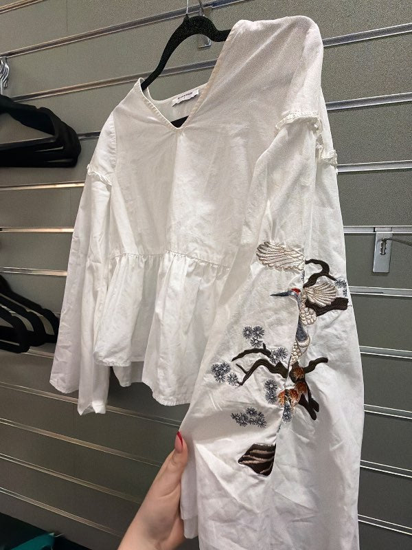 Hvít embroidered skyrta