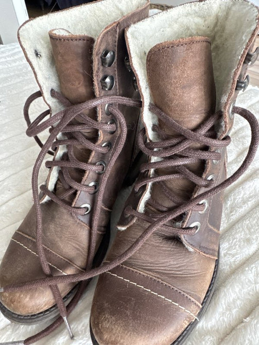 Boots - Brúnir