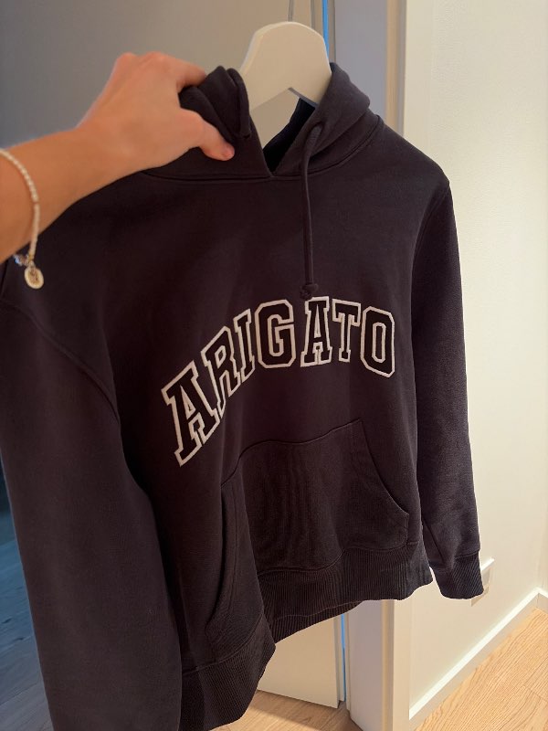 Ónotuð axel arigato peysa (D)