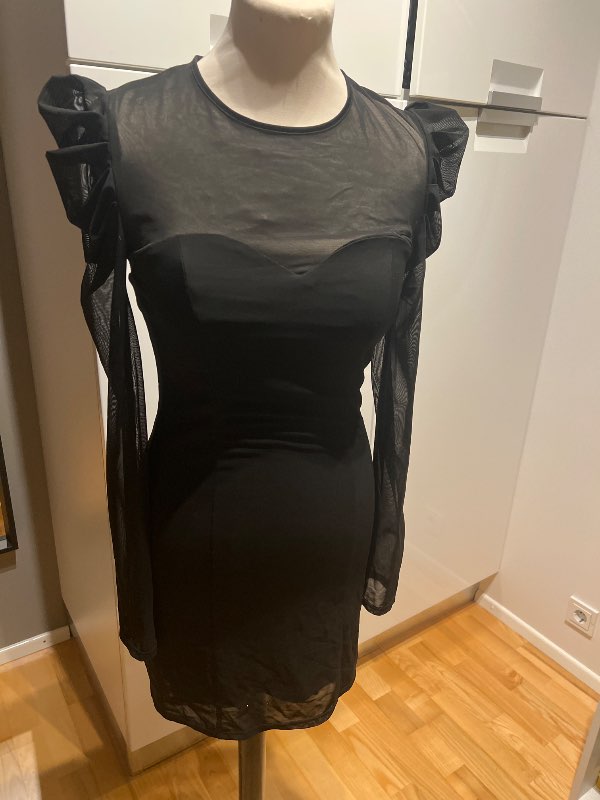 Forever 21 svartur gegnsær kjoll m pífum