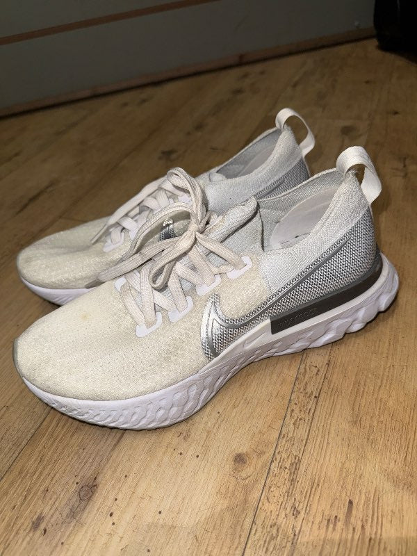 Nike hvítir