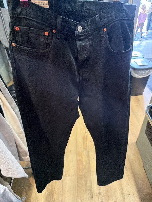 Levis buxur svartar