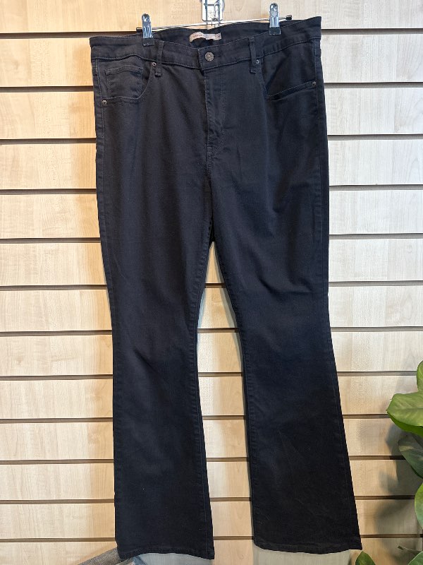 levis svartar flare