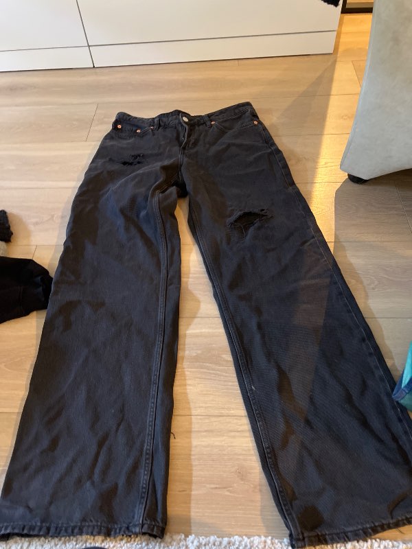 Svartar rifnar gallabuxur
