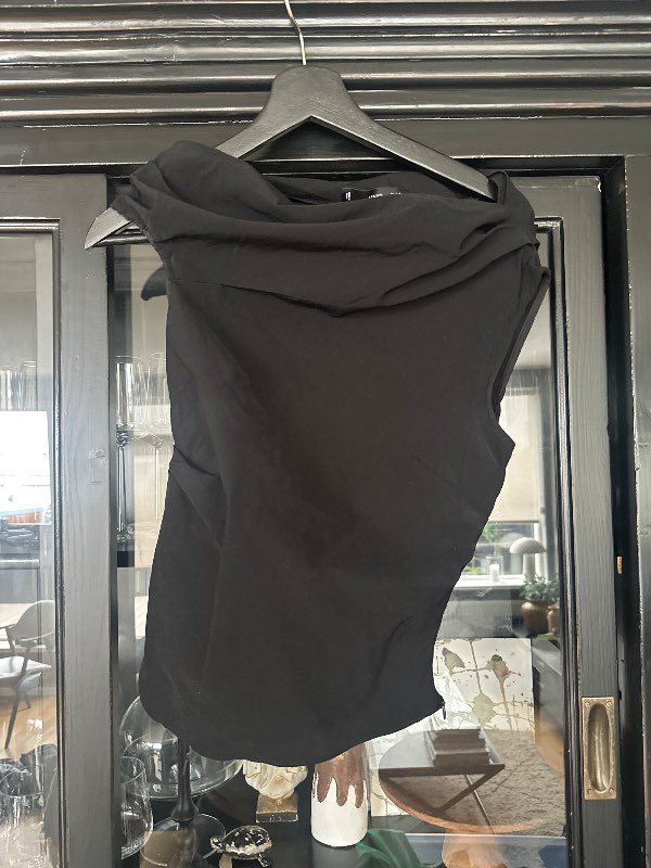 - Mango svartur toppur