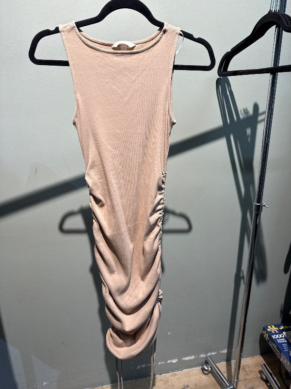 Beige scrunch kjóll