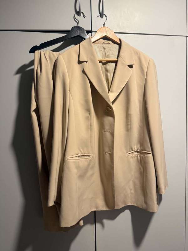 Beige Dragt