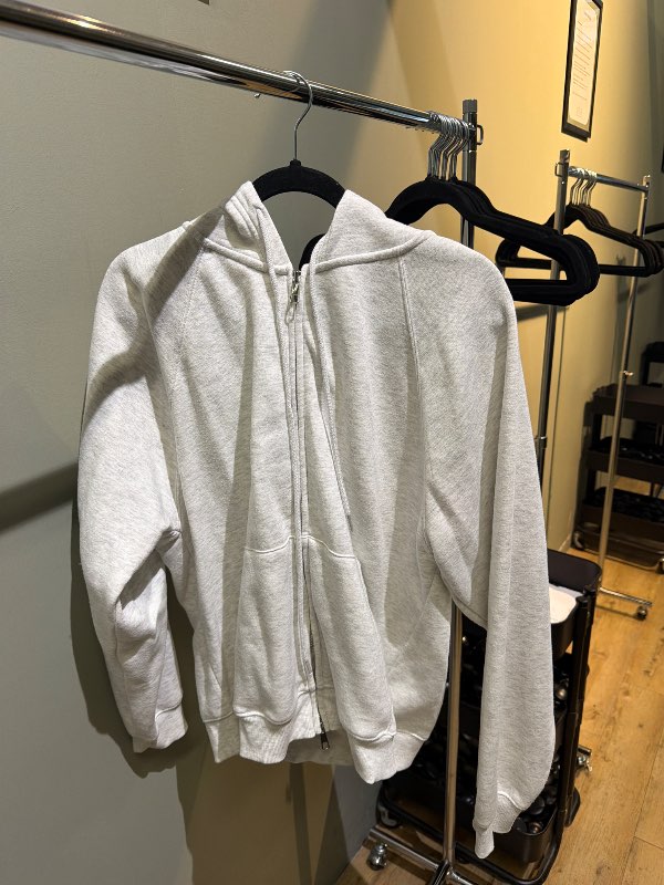 Grá bershka peysa
