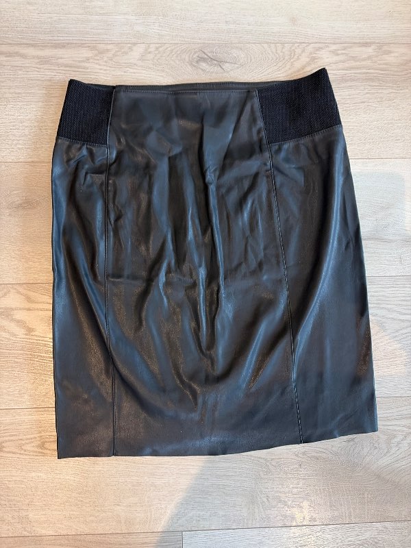Svart vero moda leðurpils