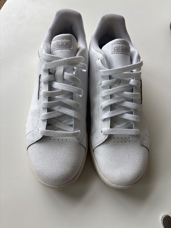 Hvítir adidas strigaskór