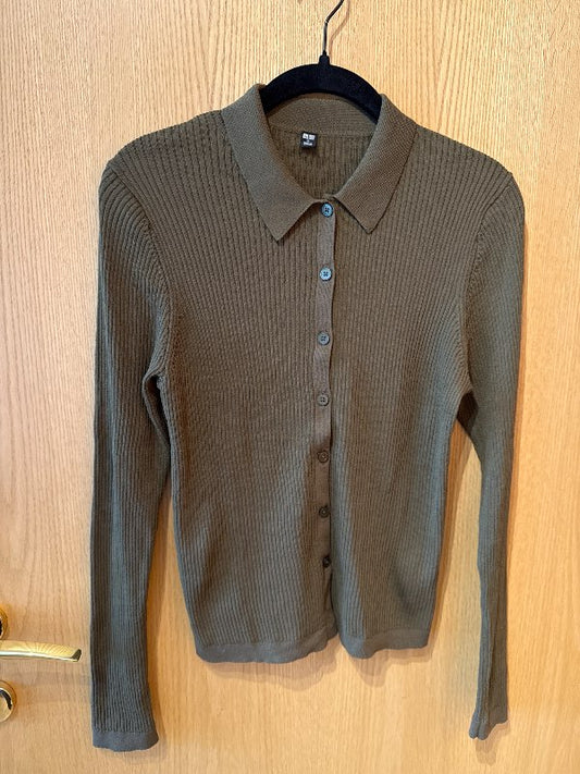 Uniqlo græn hneppt peysa