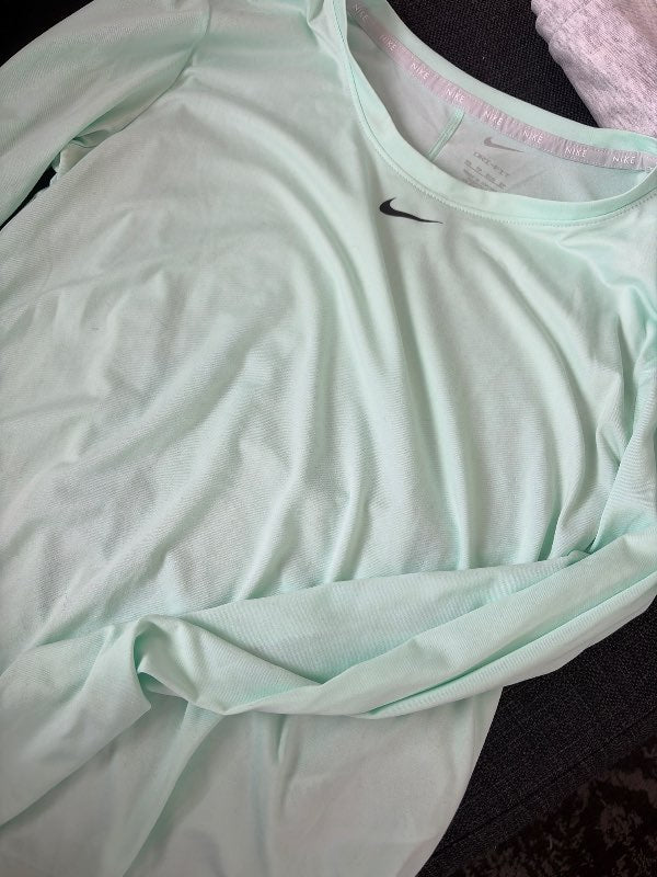Nike drifit peysa