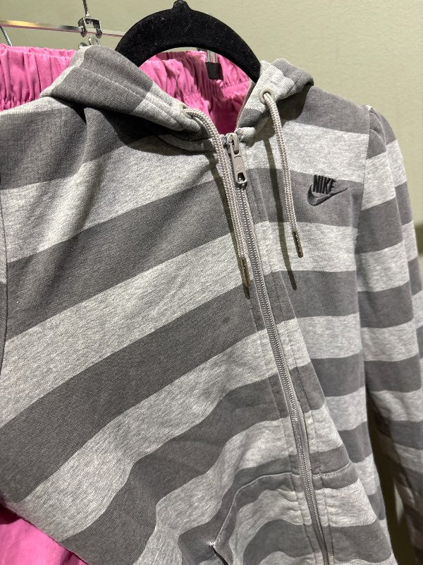Grá stripe nike hettupeysa