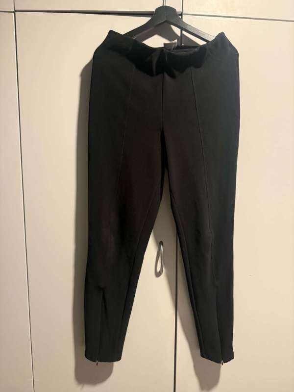 Svartar buxur með rennilás í skálmum