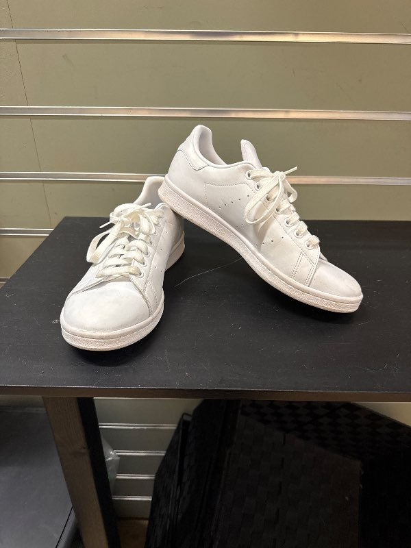 Adidas hvítir strigaskór