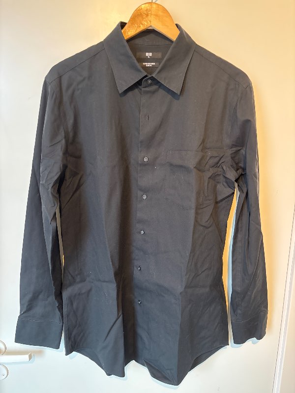 Uniqlo svört skyrta