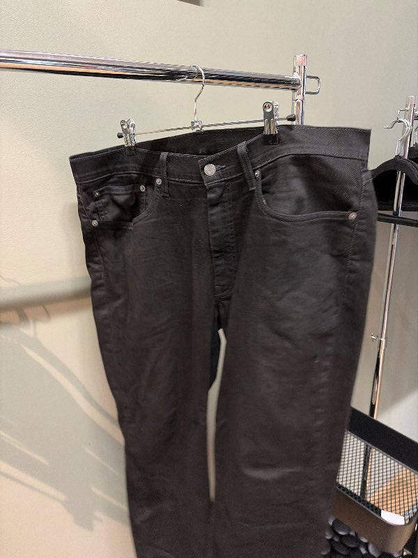 Levis buxur svartar
