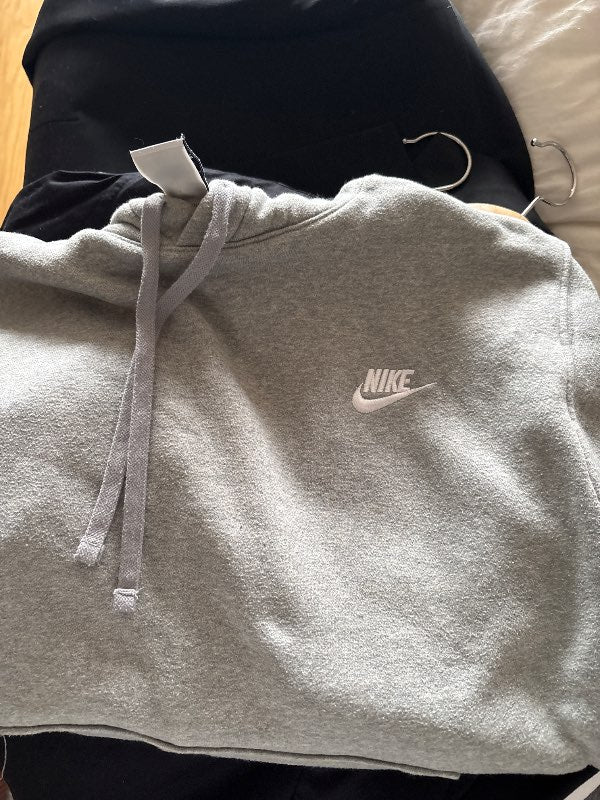 Nike hettipeysa grá