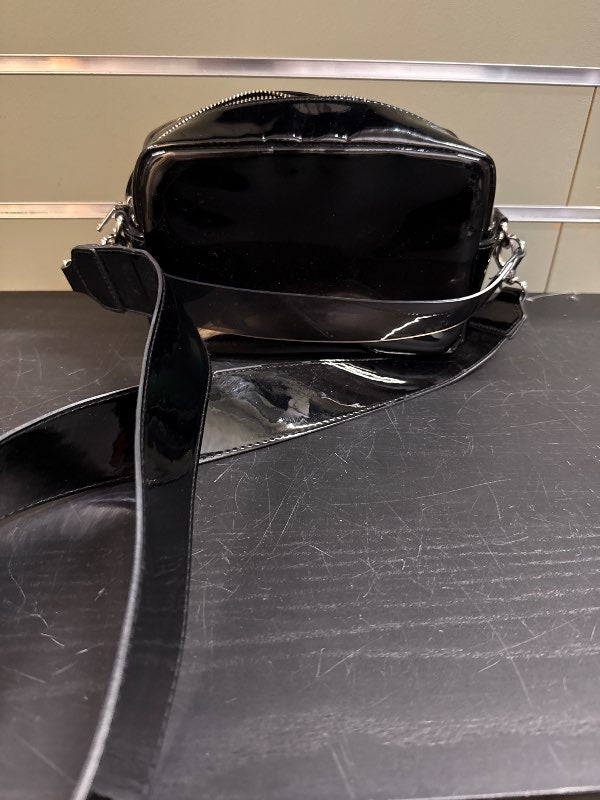 Svört patent taska