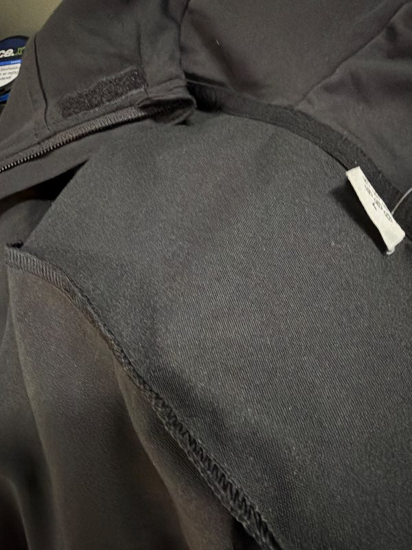 Svört hettupeysa active touch