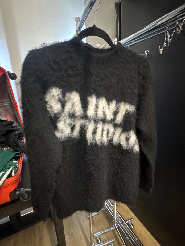 Saint studios peysa