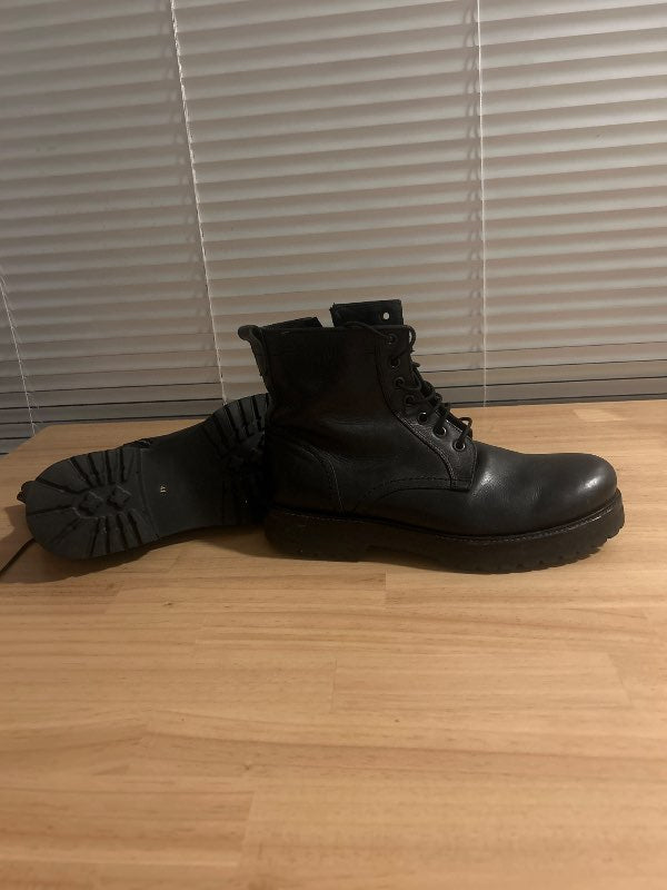 Won Hundred black boots