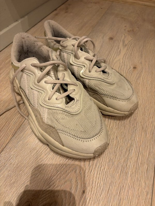 Adidas skór ljosir