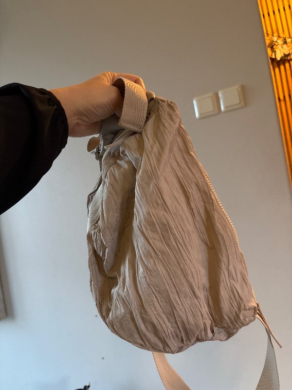 beige hliðartaska