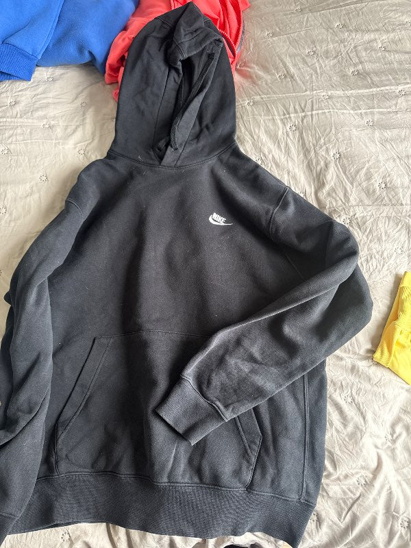 svört Nike hettupeysa