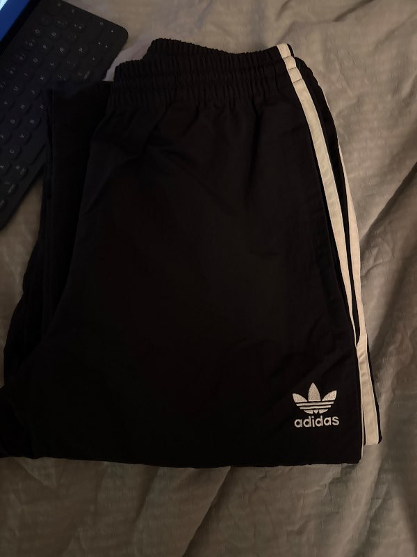 f. adidas vindbuxur