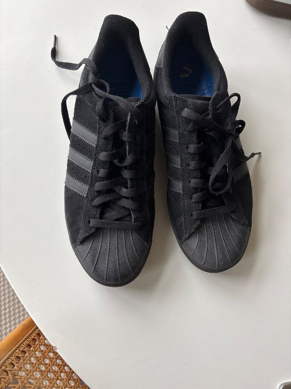 Svartir adidas strigaskór
