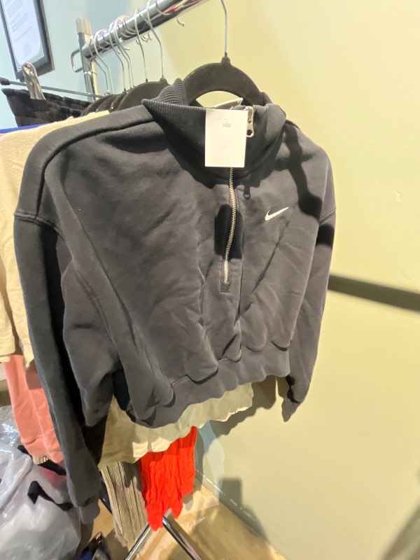 Svört Nike peysa
