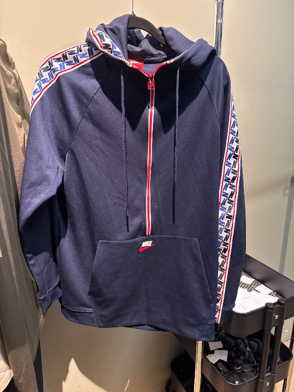 Nike hettupeysa rennd