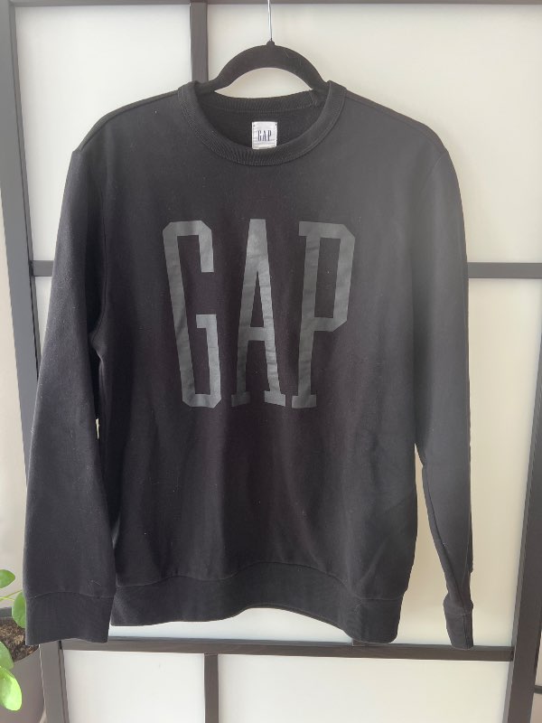 GAP svört peysa