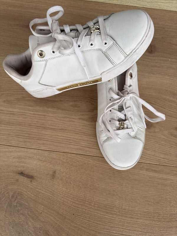 Strigaskór TOMMY HILFIGER. hvítir