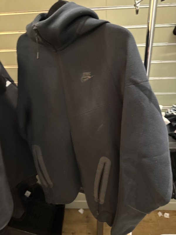 Nike tech peysa