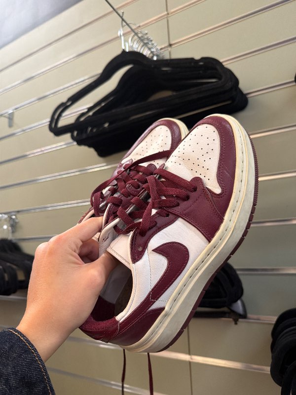 Nike vínrauðir