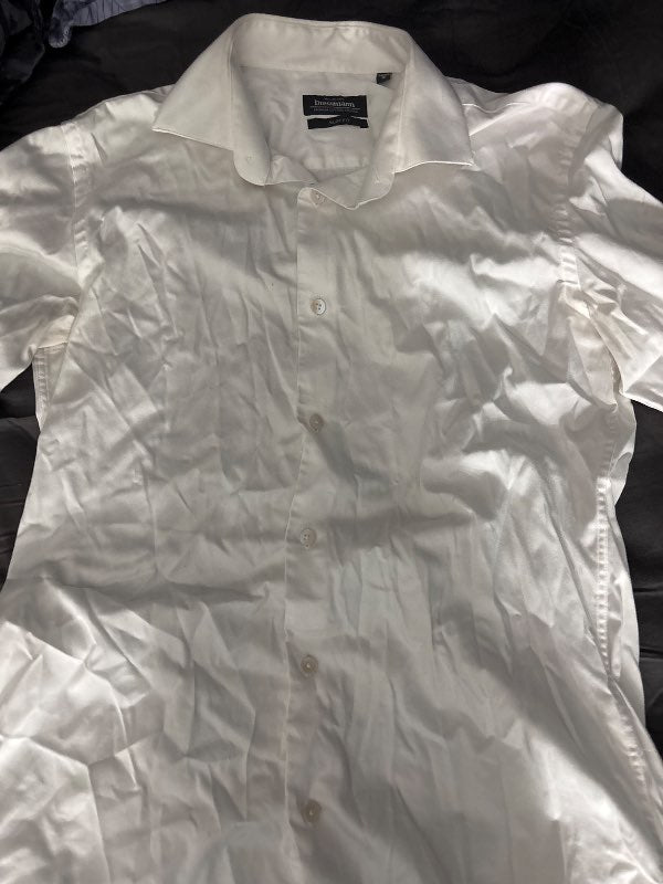 E hvit dress skyrta