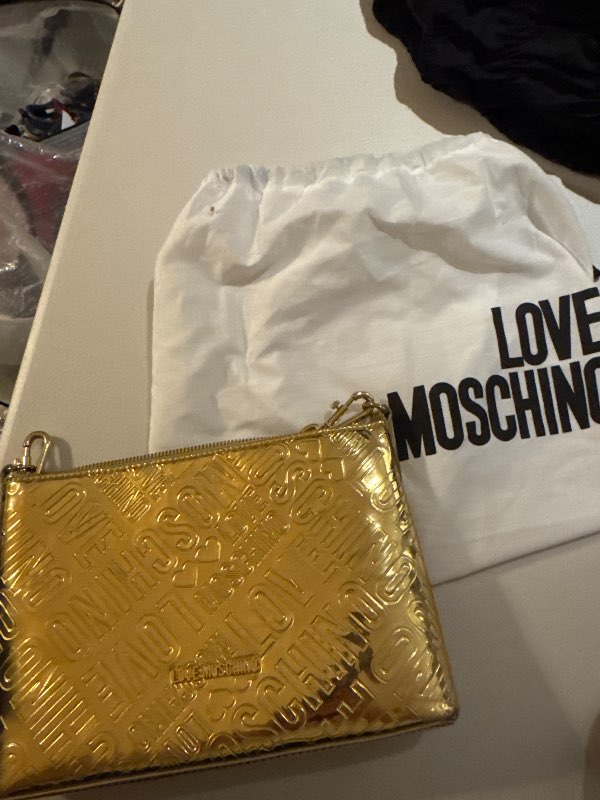 Moschino ekta gyllt taska hliðar