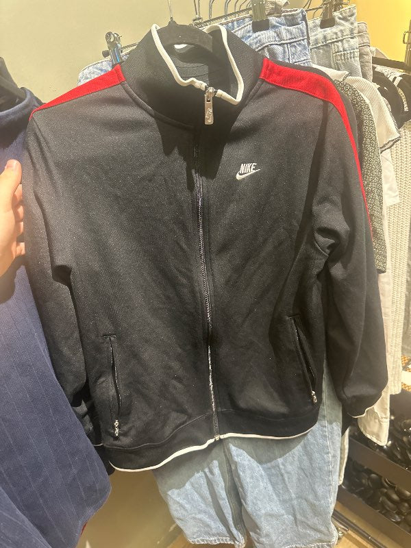 Nike rennd peysa