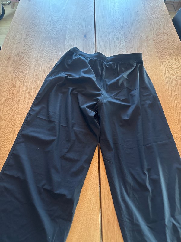Uniqlo svartar buxur