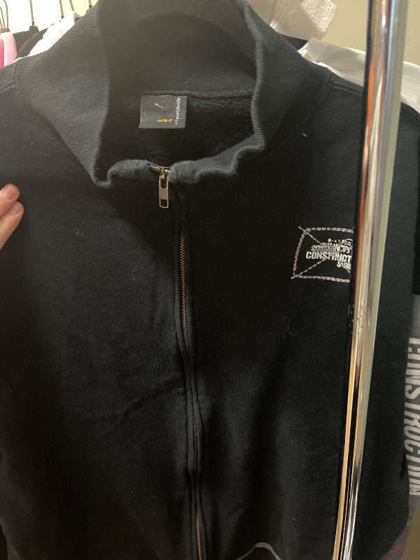 svört zip up