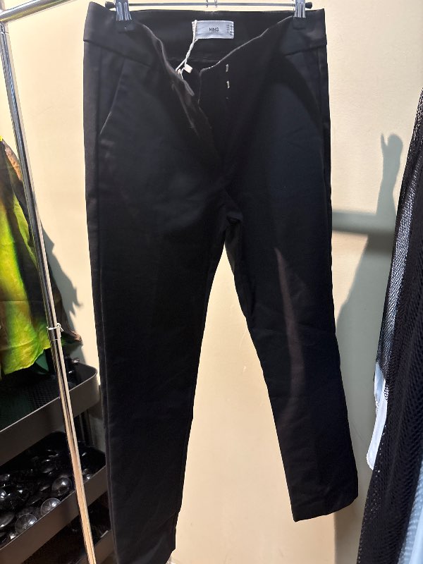 MNG buxur